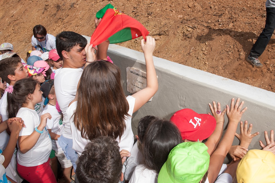 Mais de uma centena de crianças de todo o País lançou a 1ª pedra ...